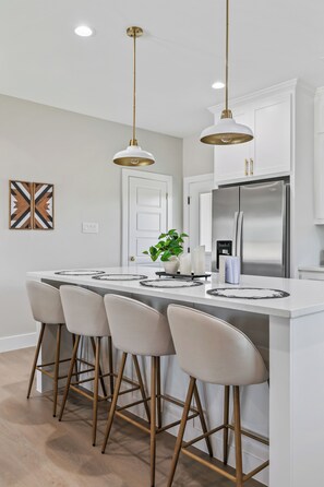 Dining - "The Mustang Outpost", Family-Friendly, Sleeps 8 Conveniently Near Downtown (Granbury)