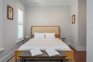 4 slaapkamers, een bureau, een strijkplank/strijkijzer, reisbedje