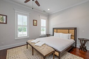 4 bedrooms, desk, iron/ironing board, travel cot - Rose Estate - 5 Bedrooms, 2-Car Garage (Savannah)