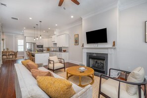 Smart TV, fireplace - Rose House - 2 Primary Suites, Easy Parking (Savannah)