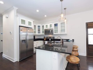 Geladeira, micro-ondas, fogão, cooktop