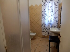 Shower, bidet, towels, toilet paper - Jesolo Family in Bafile street - near the beach! for family (Lido di Jesolo)