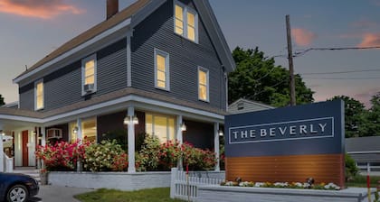 2 Double Rooms | The Beverly Hotel | w/ Kitchen & Close to Dane Street Beach