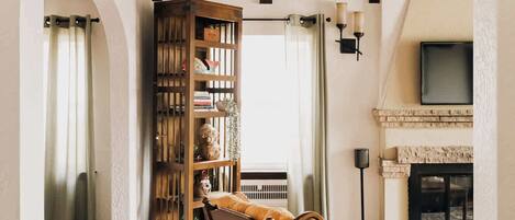 Televisión, chimenea, oficina