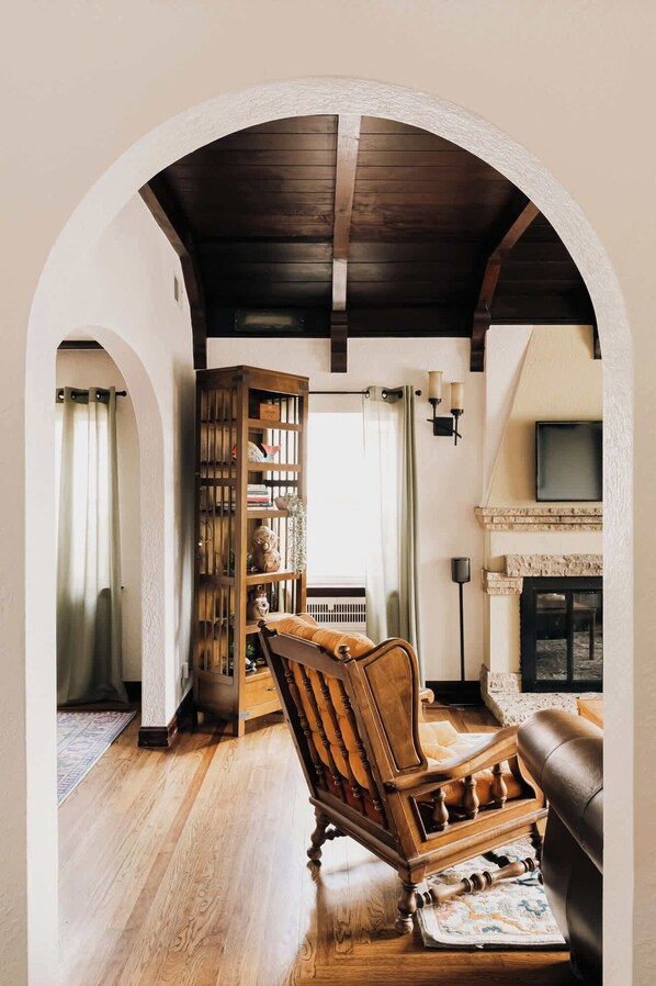 Fernseher, Kamin, Arbeitsbereiche