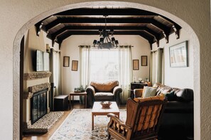 Fernseher, Kamin, Arbeitsbereiche