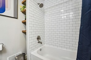 Haartrockner, Handtücher, Seife, Toilettenpapier