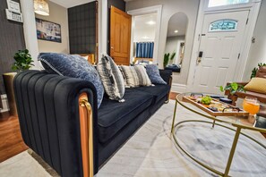 TV - Walk to OSU/Short North~FREE Parking~Modern Luxe (Columbus)