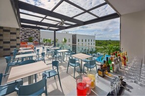 Outdoor dining - Relaxing Stay Near CUN | 2 Rooms w/ Kitchenette, Pool, Rooftop Terrace & Shuttle (Moon Palace)