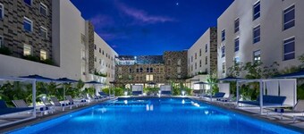Relaxing Airport-Area Suite with Free Shuttle & Breakfast l 2 Relaxing Rooms