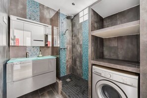 Chuveiro, secador de cabelo, toalhas de banho 