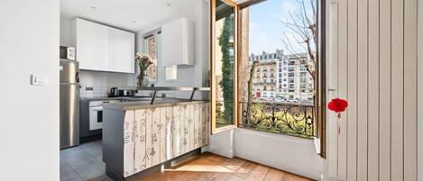 Réfrigérateur, micro-ondes, four, lave-vaisselle