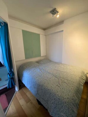 1 bedroom, bed sheets - Sunny Oberkampf Escape | Balcony & Views (Paris)