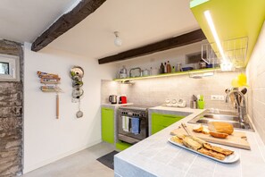 Fridge, oven, stovetop, dishwasher