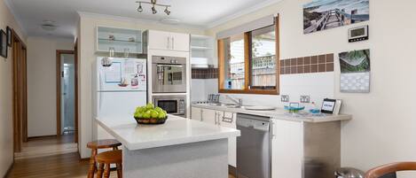 Refrigerador, microondas, horno, placa de cocina