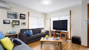 Télévision, lecteur de DVD, table de tennis de table, livres