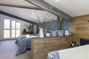 4 bedrooms, desk, iron/ironing board, free WiFi