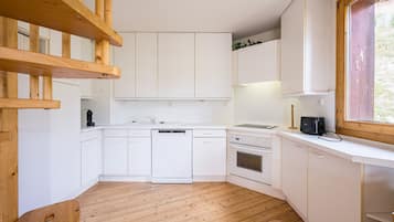 Een koelkast, een magnetron, een oven, een vaatwasser