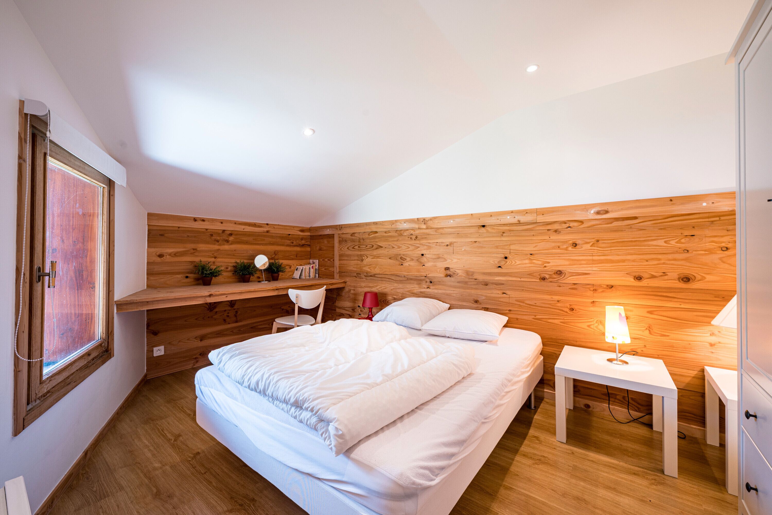 6 slaapkamers, een strijkplank/strijkijzer, wifi