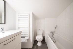 Een douche, een haardroger, handdoeken