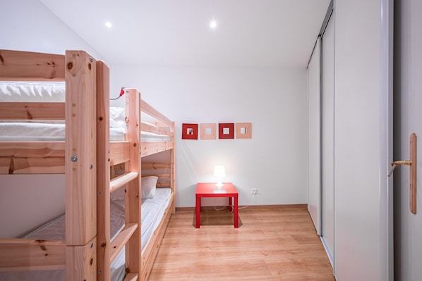 6 bedrooms, iron/ironing board, WiFi