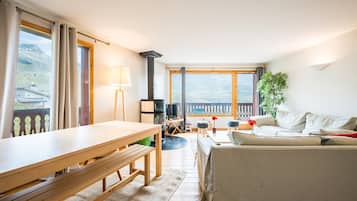 Televisie en een open haard