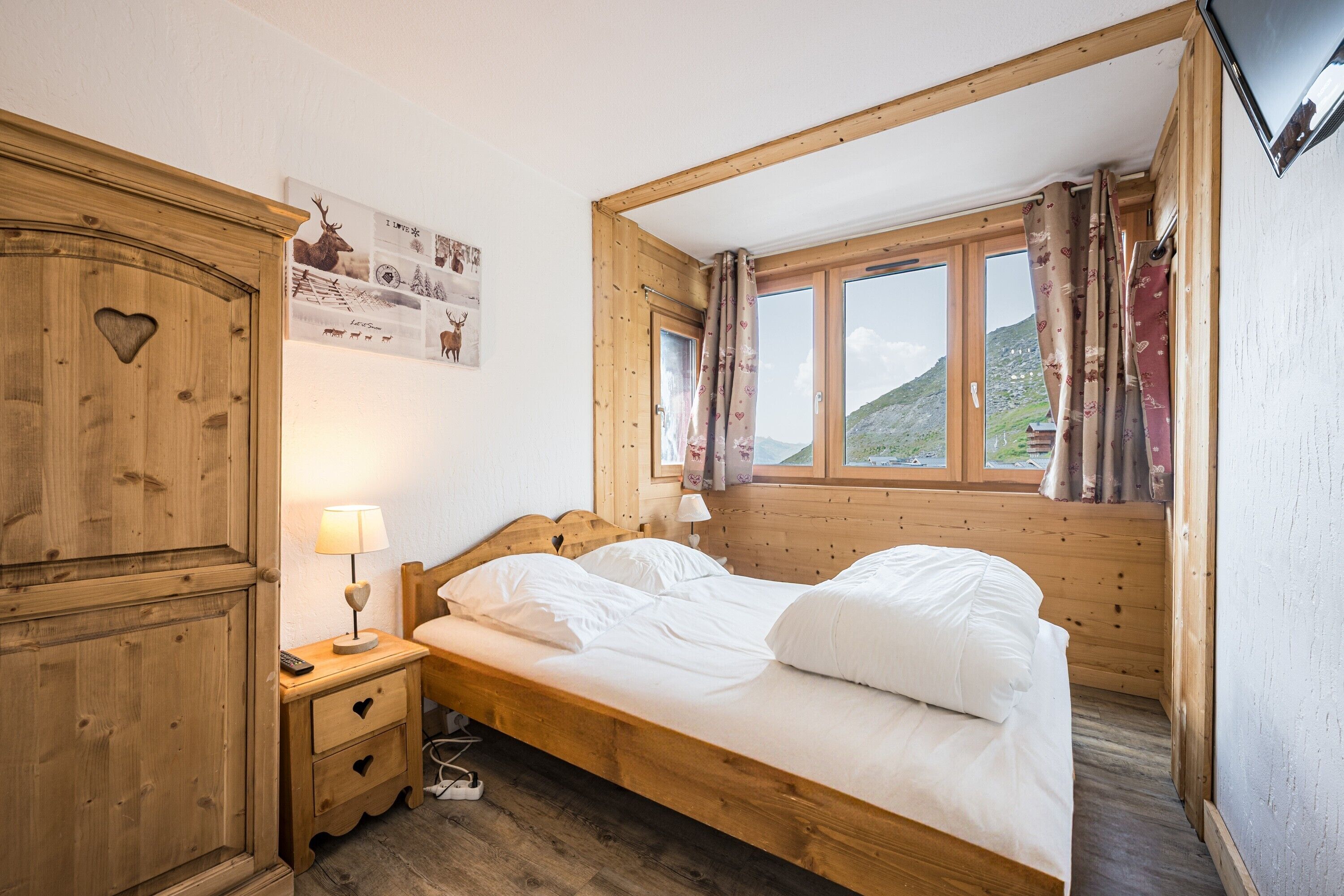 5 bedrooms, iron/ironing board, WiFi, bed sheets