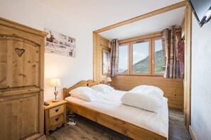 5 bedrooms, iron/ironing board, WiFi, bed sheets