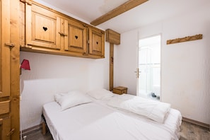 5 bedrooms, iron/ironing board, WiFi