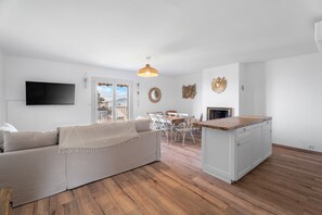 TV, fireplace - Apartment 'Magnifique 6 Personnes' with Balcony, Wi-Fi and Air Conditioning (Le Pradet)