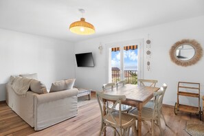 Televisión y chimenea 