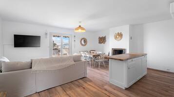 Télévision, cheminée