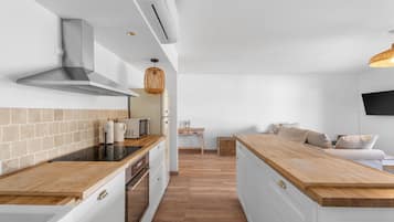 Kylskåp, mikrovågsugn, ugn och diskmaskin