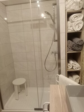 Bruser, håndklæder, Sæbe, Toiletpapir