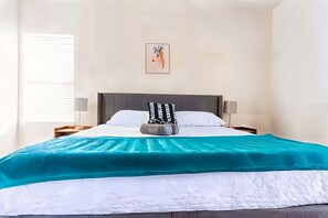 1 bedroom, iron/ironing board, WiFi, bed sheets - Boulevard Stays Spacious 1BR King Suite Pool, Gym Access & Free Parking (Irving)