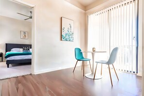 1 bedroom, iron/ironing board, WiFi, bed sheets - Boulevard Stays Spacious 1BR King Suite Pool, Gym Access & Free Parking (Irving)