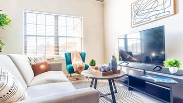 Een televisie, een open haard en een kantoor