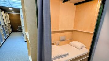 Capsule Deluxe - Disability Access | Free WiFi, bed sheets