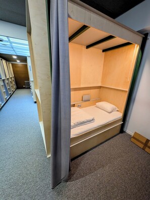 Capsule Deluxe - Disability Access | Free WiFi, bed sheets