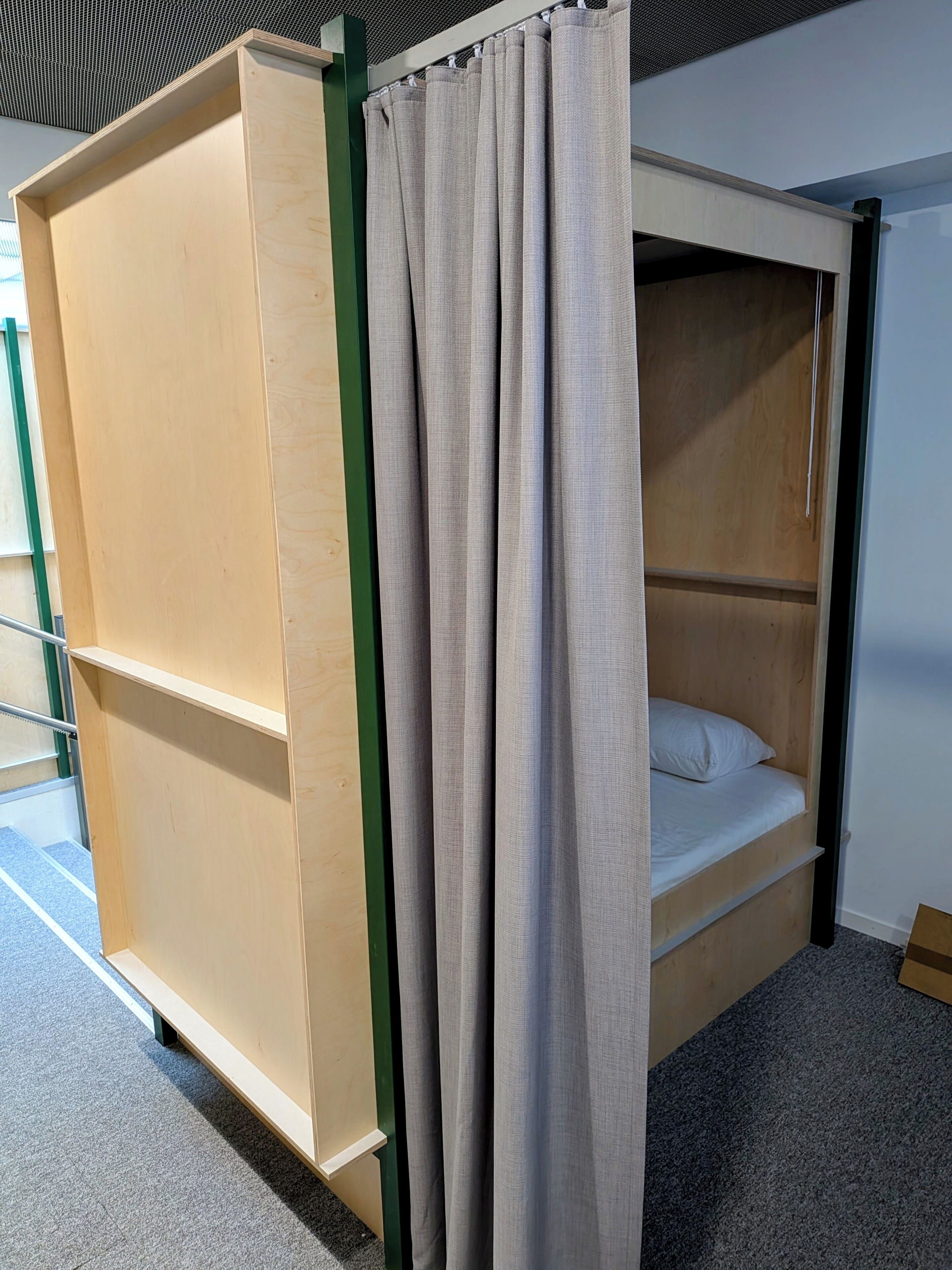 Capsule Deluxe - Disability Access | Free WiFi, bed sheets