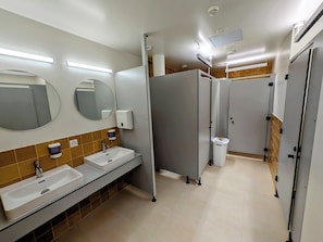 Ducha, secador de pelo, toallas, jabón