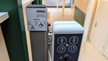 Capsule Deluxe - Disability Access | Free WiFi, bed sheets