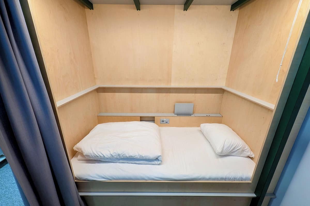 Capsule Deluxe - Disability Access | Free WiFi, bed sheets