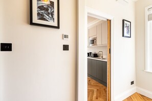 Refrigerador, microondas, horno y cafetera y tetera