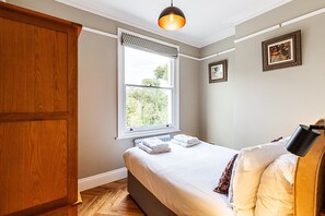 2 habitaciones, tabla de planchar con plancha y internet