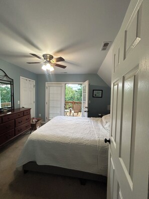 3 bedrooms, iron/ironing board, WiFi, bed sheets - 3-bed house in Etowah, NC for vacay or contract rentals. Travel nurses welcome! (Etowah)