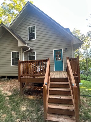 Exterior - Beat the winter time blues with a mountain escape with a 3-bed house in Etowah. (Etowah)