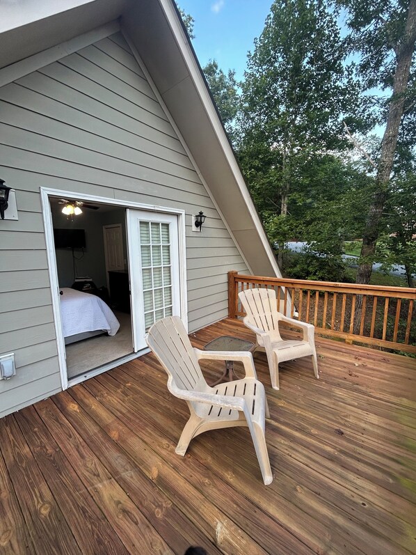 Terrace/patio - 3-bed house in Etowah, NC for vacay or contract rentals. Travel nurses welcome! (Etowah)