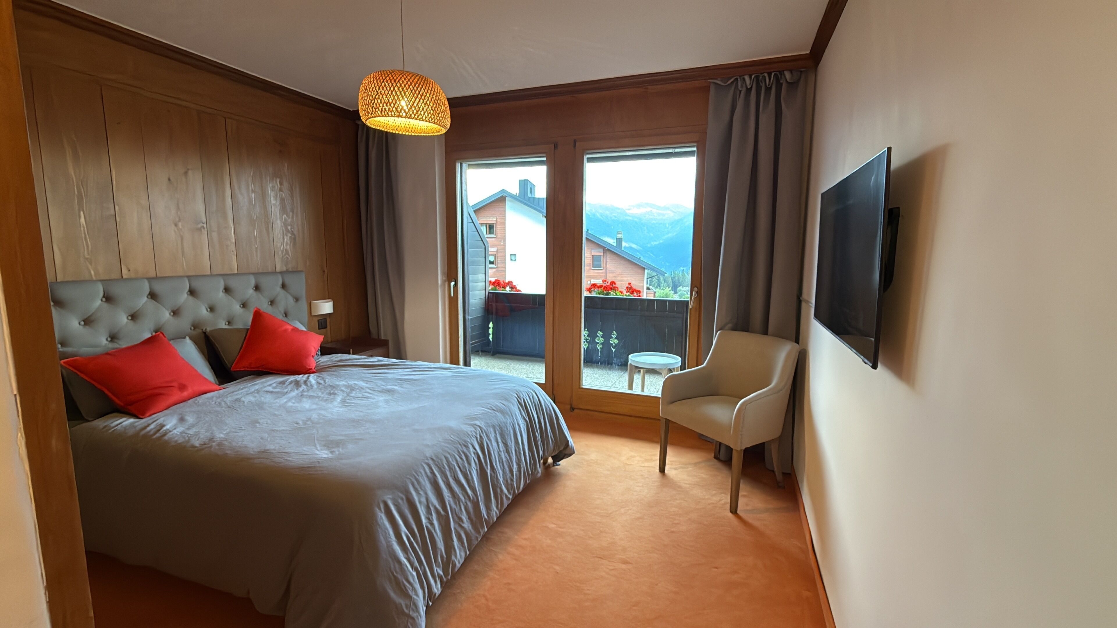 Cuna de viaje, wifi gratis y ropa de cama 