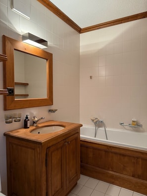 Séchoir à cheveux, serviettes fournies, savon, papier de toilette